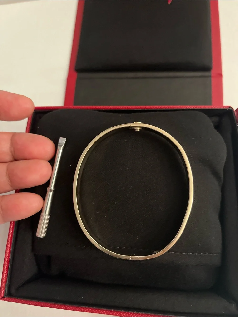 White solid gold 14 k Screw-Detail Bangle. Comes with a signature box. - Picture 9 of 13